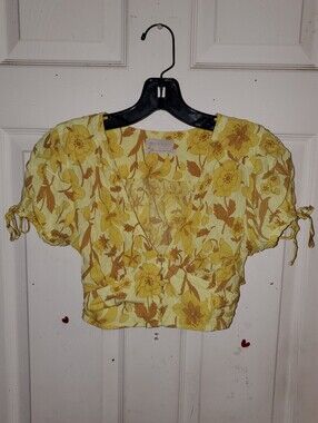 5 for $25 | Urban Outfitters Floral Deep V Neckline Cropped Top *Missing Button